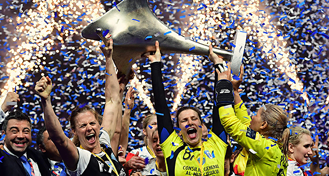 Spelarna i Bukarest lyfter Champions League pokalen