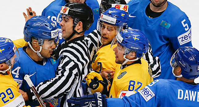 Hockeyspelare från Sverige och Kazakstan bråkar med domaren på isen.