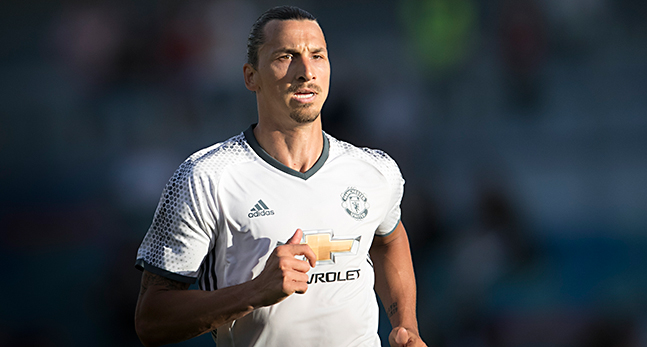 Zlatan i sin nya tröja som är vit springer på plan.
