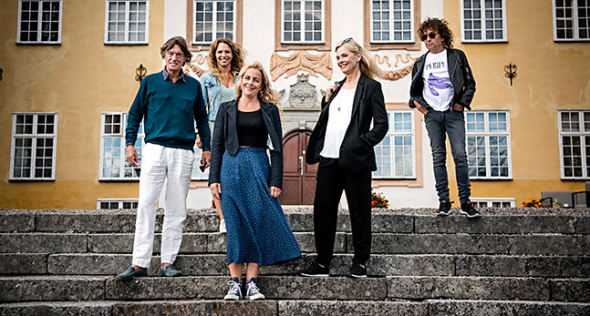 Johannes Brost, Sofia Ledarp, Lia Boysen, Gunnel Fred och Magnus Uggla står på en stentrappa framför Ericsbergs slott.