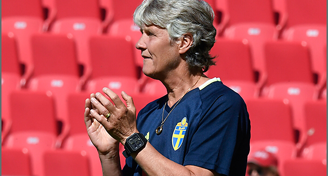 Pia Sundhage klappar händerna åt svenska spelare