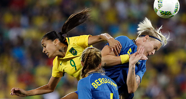Två spelare hoppar och kämpar om bollen
