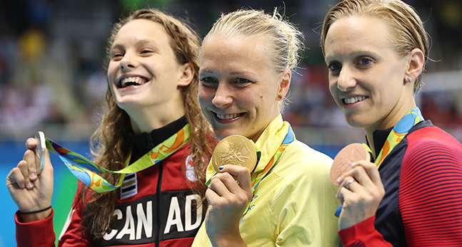 Vinnarna visar sina medaljer