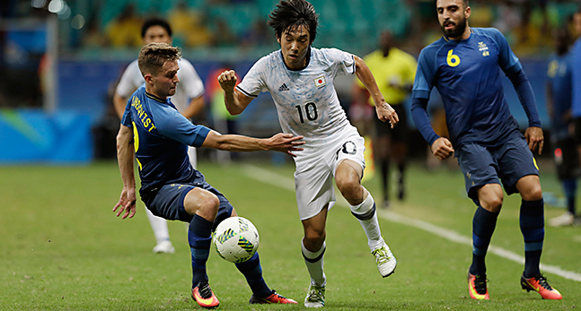 Sverige mot Japan på fotbollsplanen.