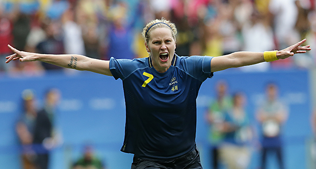 Lisa Dahlkvist med utrstäckta armar.