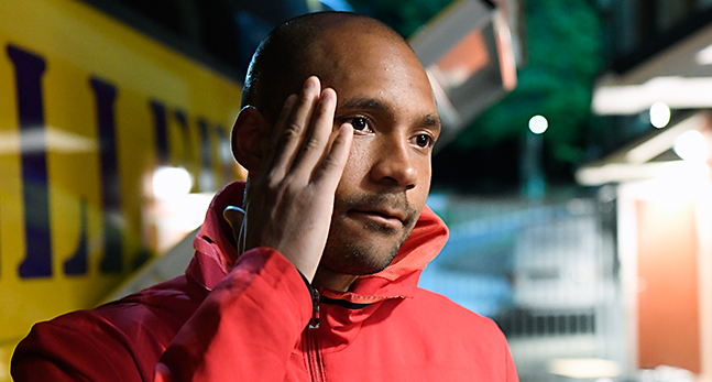 Aly Keita håller handen mot pannan