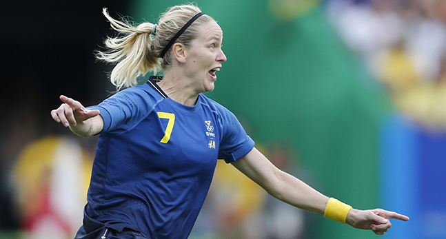 Lisa Dahlkvist sträcker ut armarna och skriver av glädje.