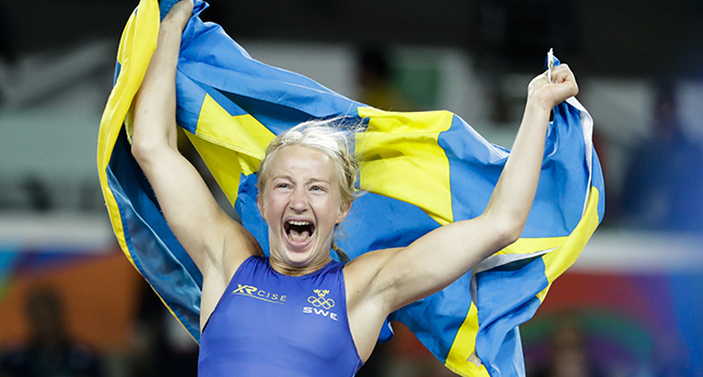 Sofia Mattson lyfter en svensk flagga och jublar