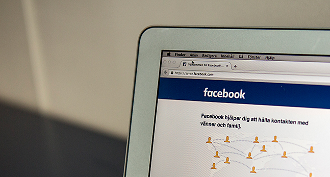 En datorskärm där Facebook syns.