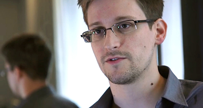Den riktiga Edward Snowden ser ut såhär. Foto: The Guardian
