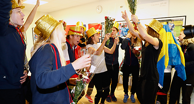 Linköpings damer firar med hattar i guld och blommor.