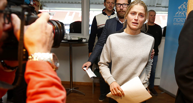 En ledsen Therese Johaug tillsammans med fotografer.
