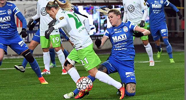 Olivia Schoug dribblar bollen förbi en motspelare.