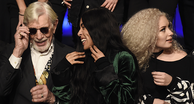 Owe Thörnqvist, Loreen och Wiktoria sitter tillsammans och skrattar.