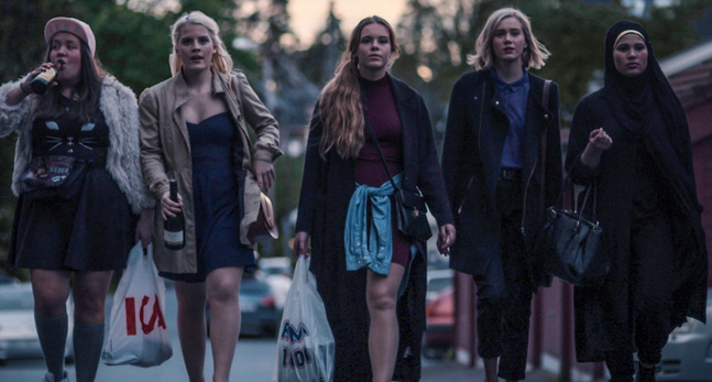 Fem tjejer i serien Skam går på en gata.