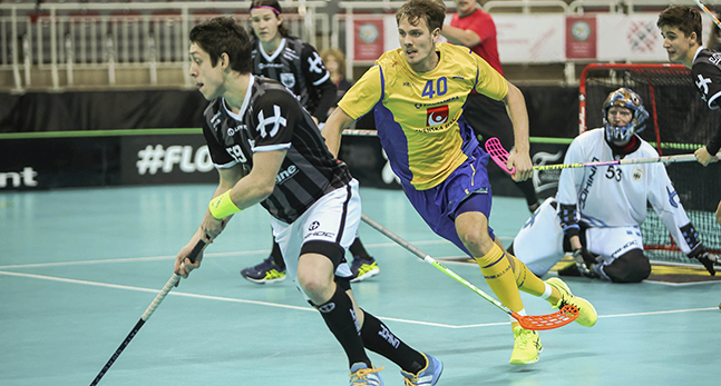 Sveriges Rikard Eriksson jagar Tysk spelare