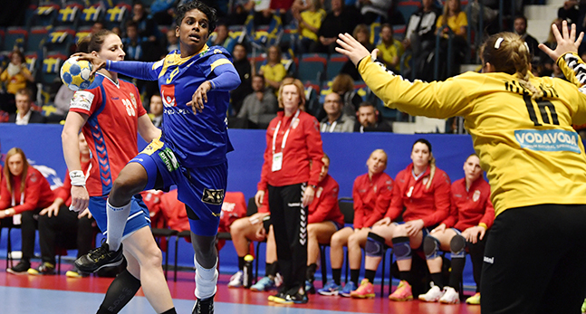 Louise Sand skjuter ett skott