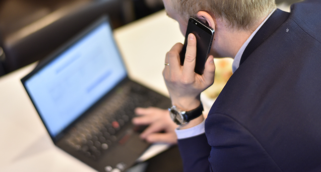 man framför en dator