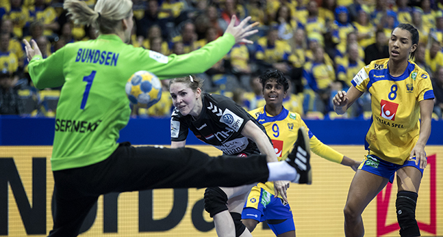 Enm hplländsk spelare skjuter förbi Sveriges målvakt