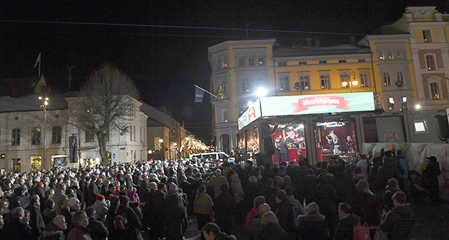 Stortorget i Örebro är fullt av folk som tittar på Musikhjälpen.