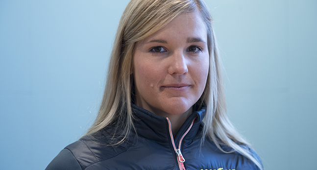 En ansiktsbild på Anna Holmlund. Hon tittar in i kameran.