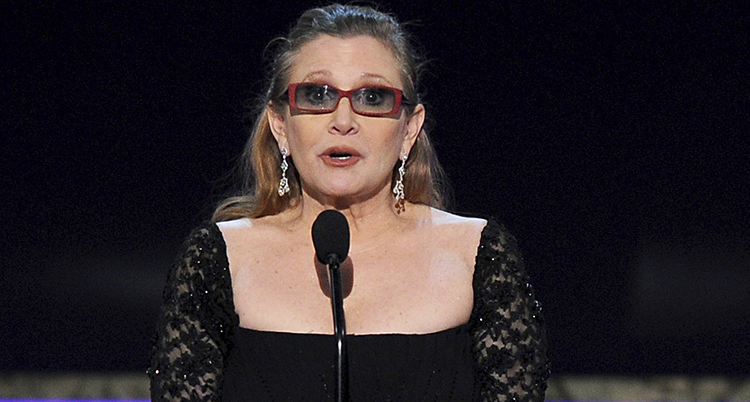 Carrie Fisher pratar i mikrofon.