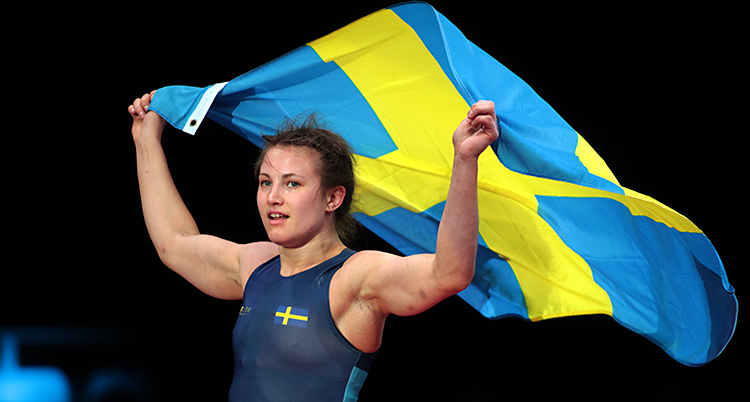 Johanna Mattsson jublar och håller up en svensk flagga