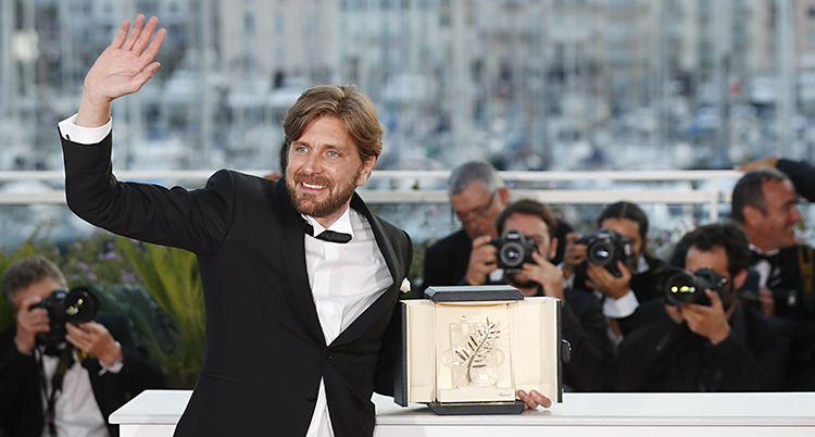 Ruben Östlund vinkar åt publiken
