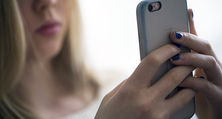 En flicka med mobiltelefon