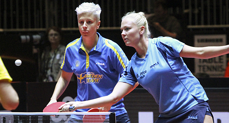 Två kvinnor spelar bordtennis