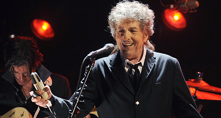 Bob Dylan sjunger i en mikrofon