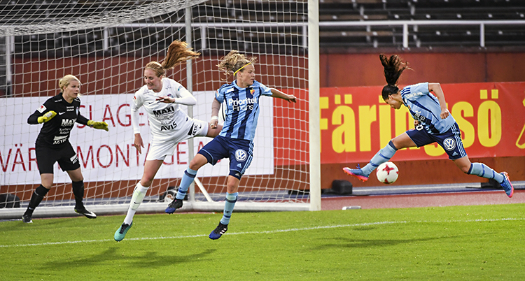 Spelare framför Djurgårdens mål
