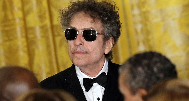Bob Dylan med frack och svarta solglasögon