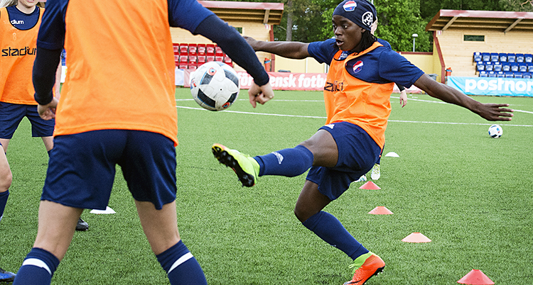 Tabitha Chawinga skjuter ett skott på träning
