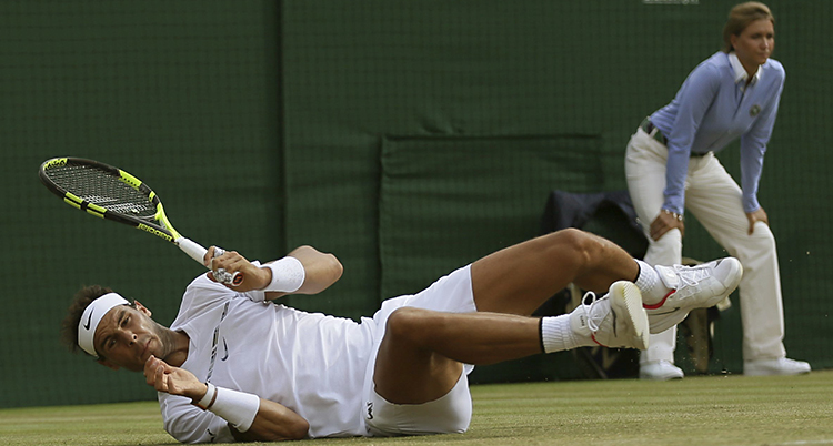 Rafael Nadal har ramlat på tennisbanan.