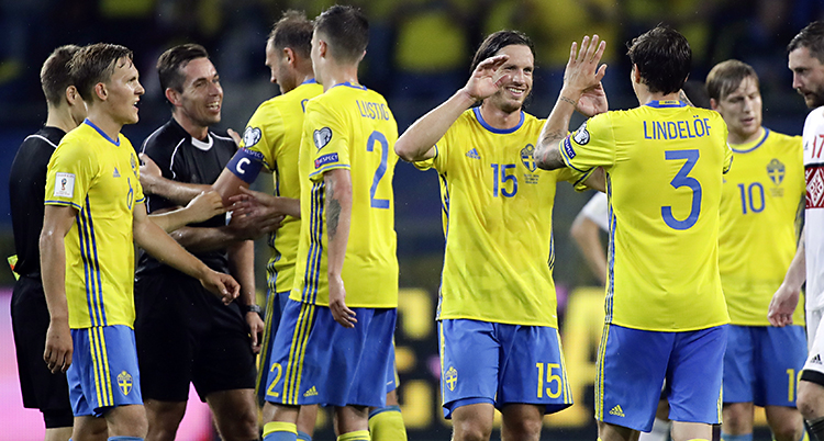 Sveriges spelare firar segern