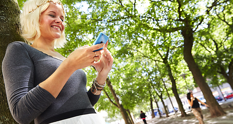 en kvinna som surfar på telefonen