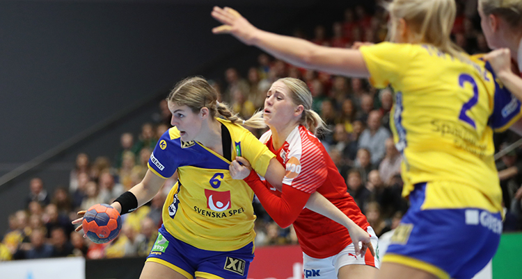 Carin Strömberg från Sverige möter Sarah Iversen från Danmark på planen.