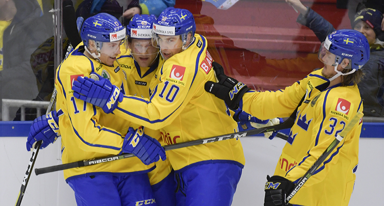 Svenska spelare kramas efter ett mål