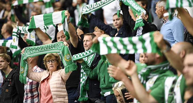 Folk tittar på fotboll