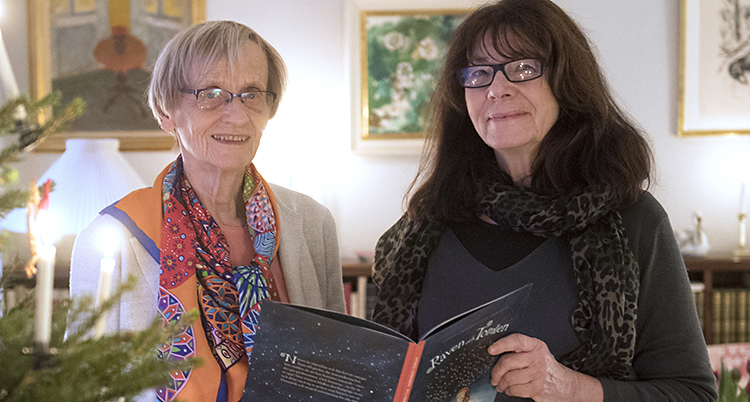 De visar upp boken av Astrid Lindgren