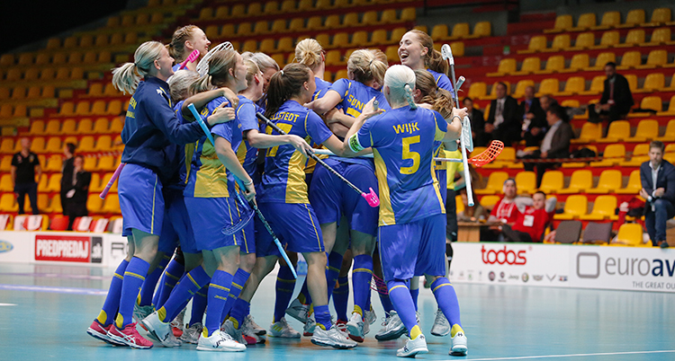 Spelarna kramar varandra.