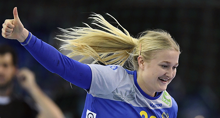 Hanna Blomstrand sträcker ut armen och gör tummen upp.