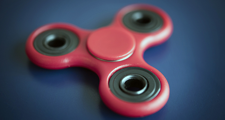 En röda fidget spinner.
