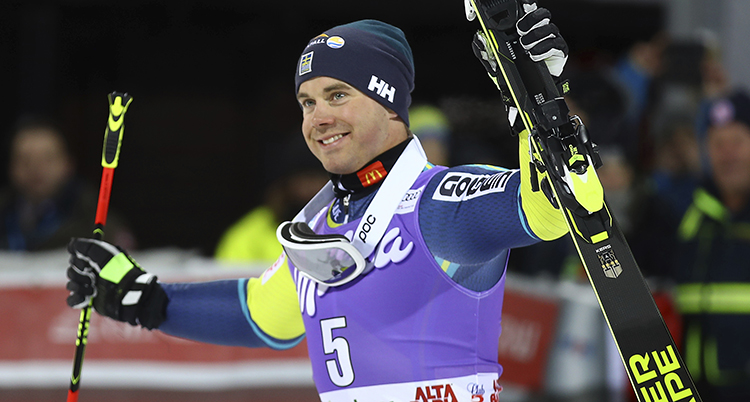 Matts Olsson är glad och håller i sina skidor.