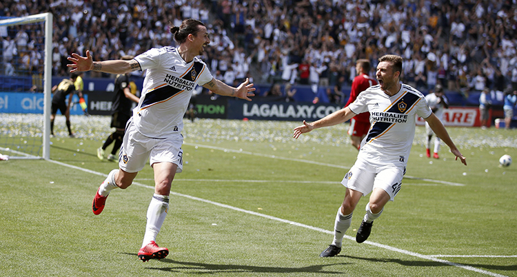 Zlatan jublar över mål i nya klubben Galaxy