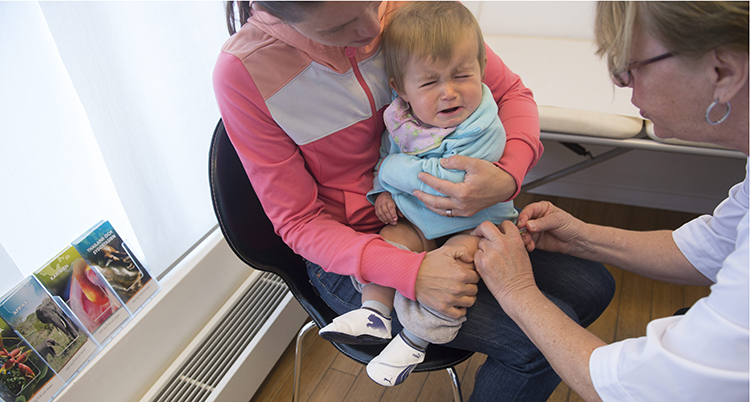 En barn vaccineras