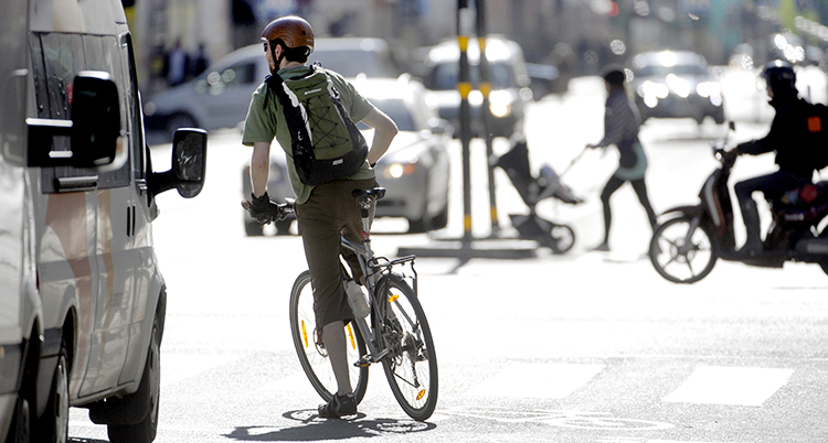 En man cyklar