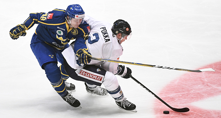 Sveriges Carl Klingberg och Finlands Ville Pokka kämpar om pucken.