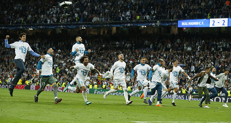 Real Madrids spelare jublar.